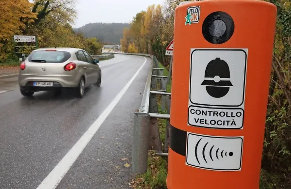 Slovenski vozniki  skoraj leto dni po storjenem  prometnem prekršku v Italiji na svoje naslove prejemajo verodostojne plačilne 
naloge.

