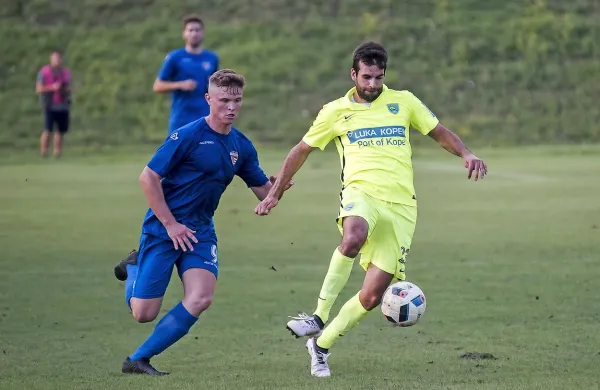 Uvodna tekma Primorja (v modrih dresih) s Koprčani je na 
ajdovski mestni stadion privabila največ gledalcev.