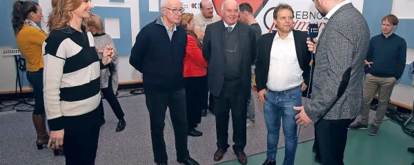 Prireditev bosta tako kot lani vodila Karin Sabadin(skrajno levo) in 
Matej Sukič (skrajno desno).