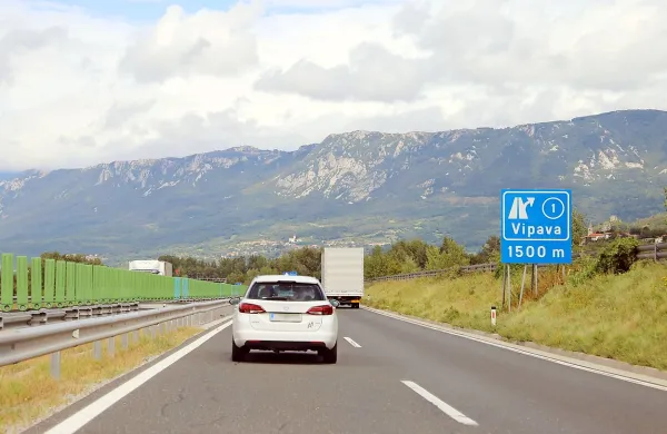Na hitri cesti H4 v bližini Vipave se je v petek zvečer zgodila 
roparska tatvina.