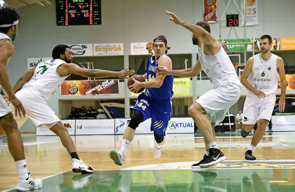 Pred košarkarji Primorske (v modrih dresih) bo ta teden veliko ovir.