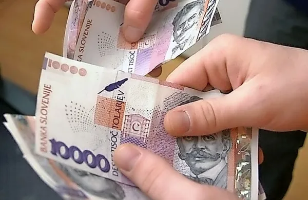 Za program Roza bodo do marca v Mercatorjevih prodajalnah zbirali tolarske bankovce, ki so še ostali po domovih.