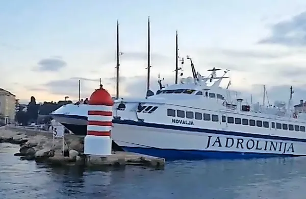 Katamaran trčil v pomol