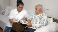      Kljub odgovornemu delu in napornim urnikom zaposleni v 
domovih za upokojence  ne  sodijo v skupino javnih uslužbencev, 
katerih plače  krijejo   iz državnega proračuna.
