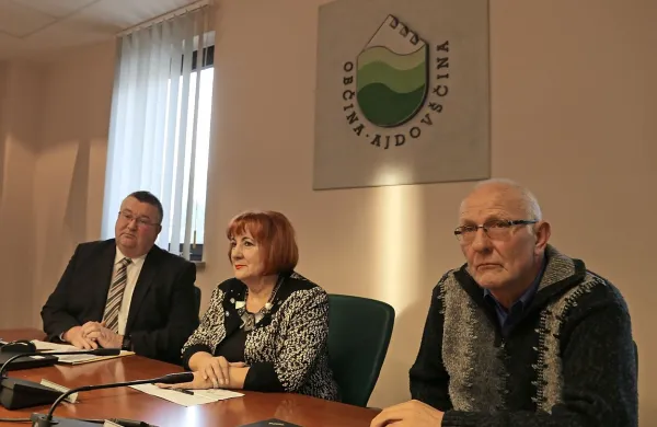Varuhinja človekovih pravic Vlasta Nussdorfer z namestnikom 
Ivanom Šelihom (levo) in zastopnikom svojcev pokojnega Štefančiča Ljubom Mohoričem.  
