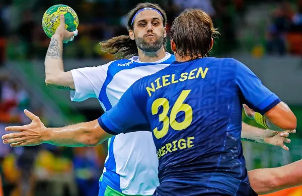 Dean Bombač (z žogo) je  na prijateljskih tekmah s Francijo vihtel 
dirigentsko palico v slovenski reprezentanci. 
