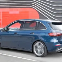 V prenovljeni podobi se vrača tudi najbolje prodajani Mercedesov 
model  v zadnjih letih. Osveženo obliko za razred B je prispeval 
slovenski oblikovalec Robert Lešnik.