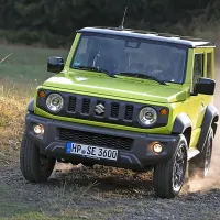Terenska mini legenda jimny, zelo priljubljena med lovci, svoj 
prihod napoveduje spomladi.