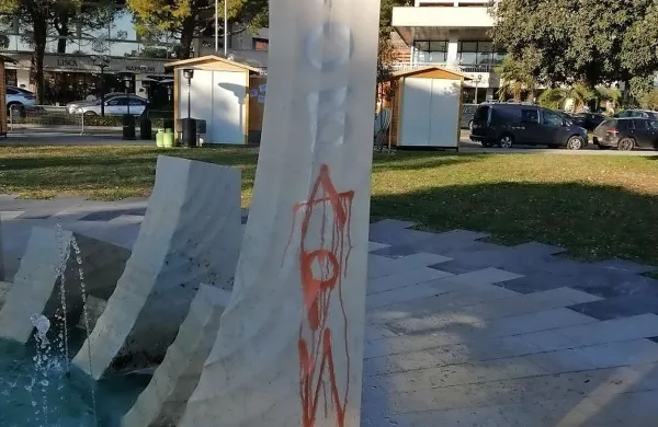 V Portorožu oskrunili spomenik padlim partizanom pomor&scaron;čakom