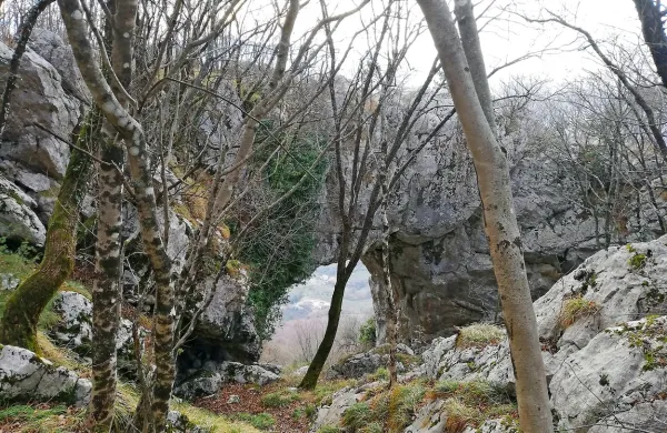 Naravni most in okno Skozno vabita tudi pozimi.