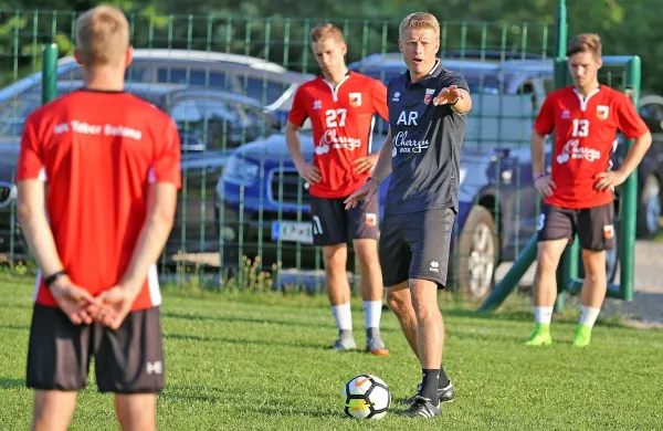 Andrej Razdrh (v črni opravi) uspešno vodi nogometaše sežanskega Tabora.