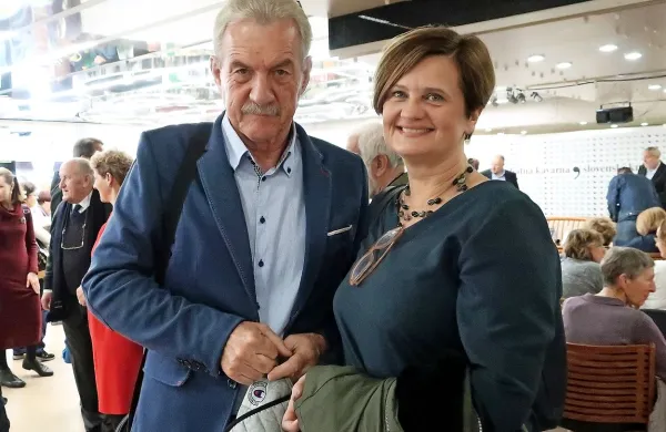 Slavko Bobovnik, na fotografiji z Mojco Širok, ki po dveh mandatih 
dopisništva v Rimu in v zadnjem obdobju vodenja oddaje Globus 
menda odhaja za dopisnico v Bruselj, se je z novim letom poslovil 
od studiev na Kolodvorski 2 v Ljubljani.