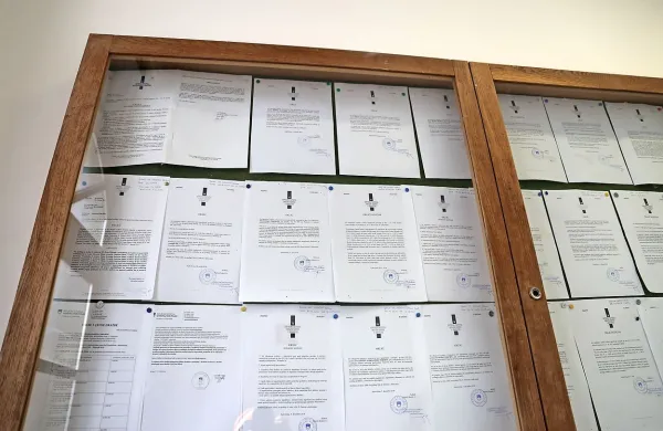Sodišče: oglasna deska ni previsoko, informacije so dostopne.  