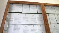Sodišče: oglasna deska ni previsoko, informacije so dostopne.  