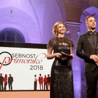 Gostitelja nocojšnje sklepne slovesnosti sta odgovorni urednik 
slovenskega programa Televizije Koper Matej Sukič ter novinarka 
in voditeljica Karin Sabadin.