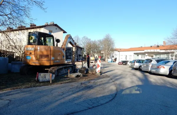 Te dni so v Ulici 1. maja zabrneli gradbeni stroji, saj je občina  
začela z obnovo te in sosednje ulice, ki se priključujeta na glavno, 
Kraško cesto. Slednjo pa bo obnovila Direkcija za ceste, vendar po 
vsej verjetnosti še ne letos.  

