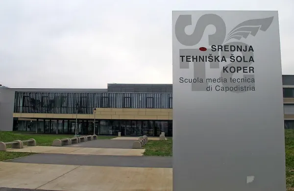 Ravnatelj Srednje tehniške šole Koper se je znašel na zatožni klopi zaradi očitkov, da so pred leti v 
program izobraževanja odraslih vpisali preveč dijakov.