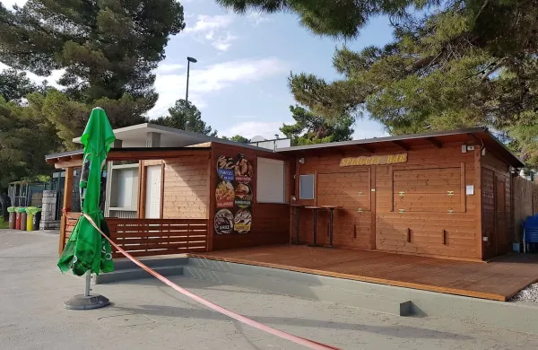  Zadnji dve sezoni  je za gostinsko ponudbo v baru na plaži skrbel 
gostinec Andrej Šantić.
