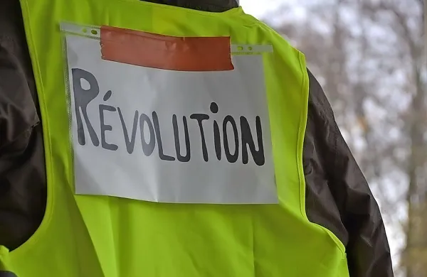 Ob protestih rumenih jopičev spopadi s policijo
