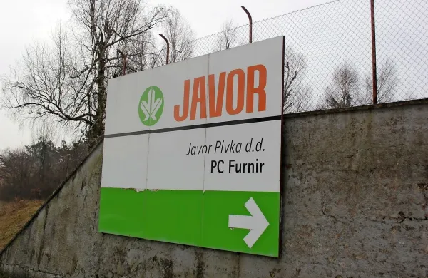Podjetju Javor Furnir je uspelo uvedbo stečaja zavleči. V času, ko 
podjetje sicer ni poslovalo, so si trije nekdanji zaposleni še naprej  
izplačevali visoke plače. Za upnike ni ostalo več nič. 