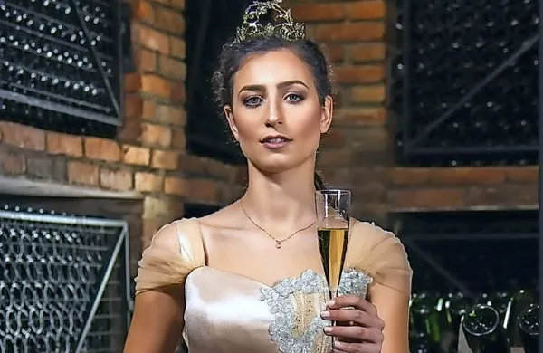 22-letna Meta Frangež iz Gornje Radgone bo v vlogi vinske kraljice 
Slovenije letos predstavljala vse tri  vinorodne dežele - Primorsko, 
Posavje in Podravje.