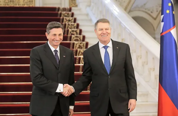 Borut Pahor  je na srečanju z romunskim predsednikom  Klausom 
Iohannisom poudaril, da Slovenija podpira prednostne naloge 
romunskega predsedovanja EU in pozdravlja prizadevanja za 
okrepljeno širitveno perspektivo za države Zahodnega Balkan.