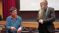 Z  Miroslavom Mandićem (levo) se je po projekciji pogovarjal gostitelj David Terčon.