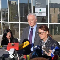 Koprski zapor so danes obiskali  ministrica za pravosodje Andreja 
Katič (desno), direktor uprave  za izvrševanje kazenskih sankcij 
Jože Podržaj in  Janja Pahor Mohorič, ki bo prevzela vodenje 
koprskega zavoda.    
