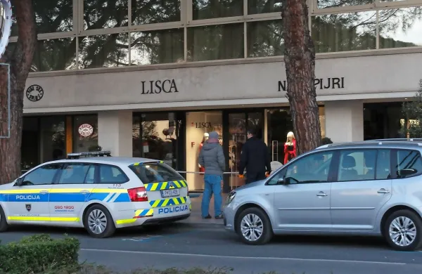 Policisti zjutraj na ogledu kraja dogodka.