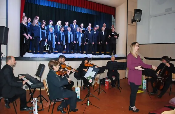 Sežanskim pevkam in pevcem se je v Tomaju pridružil tržaški orkester Cum jubilo. 
