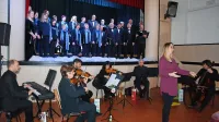 Sežanskim pevkam in pevcem se je v Tomaju pridružil tržaški orkester Cum jubilo. 