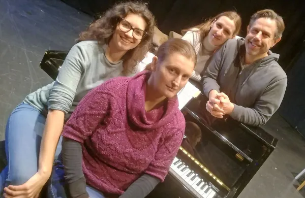 Režiserka Jasmin Kovic, korepetitorka Andrejka Možina in protagonista muzikla Zadnjih pet let Patrizia Jurinčič in Danijel 
Malalan