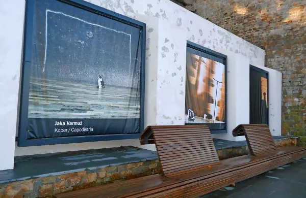 Galerija na prostem vse leto vabi s privlačnimi fotografijami. Te dni 
jih razstavlja Jaka Varmuž. 