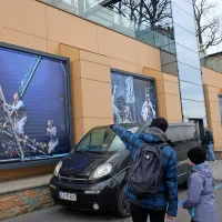 Galerija na prostem vse leto vabi s privlačnimi fotografijami. Te dni 
svoj izbor utrinkov iz minule gledališče sezone ponovno razstavlja  
Jaka Varmuž.