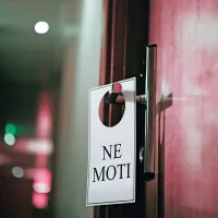 Premiera komedije Norčije v spalnici bo 25. januarja. 