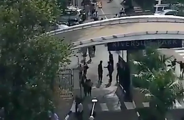 Napadalci, ki so vdrli v hotel, so nekaj ljudi vzeli za talce, medtem 
ko se je več sto civilistov zavarovalo v pričakovanju rešitve ali pa 
so pobegnili.