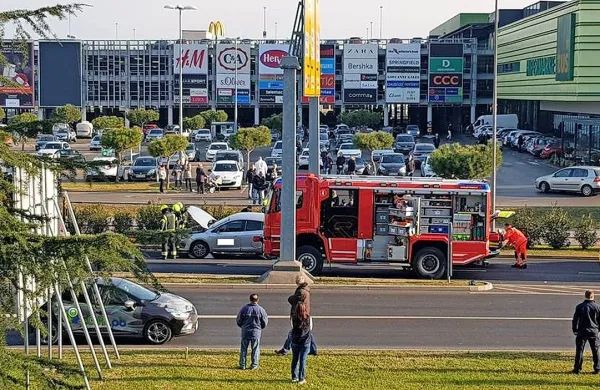 Na Ljubljanski cesti v smeri središča Kopra je danes ob 10.16 prišlo 
do prometne nesreče zaradi nepravilnega prečkanja vozišča, kjer 
ni prehoda za pešce.
