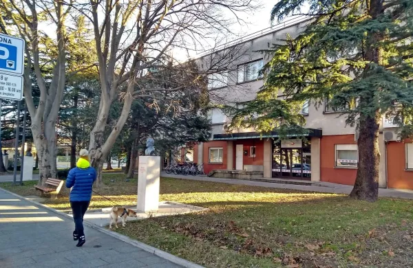 Mestna občina po sodni poti znova zahteva lastništvo Kremlja, ki je v zemljiško knjigo vpisan kot lastnina Socialnih demokratov.  
