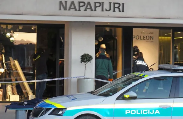 Policisti so včeraj  iskali sledi za vlomilci, ki so okradli trgovino 
Napoleon v Portorožu.