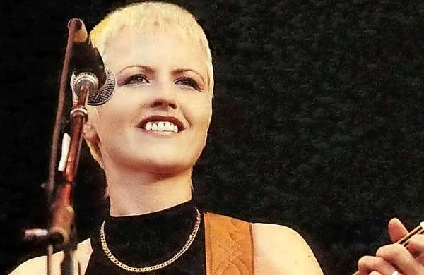 Natanko leto dni po smrti pevke Dolores O'Riordan je v torek izšla 
prva pesem z novega albuma irske skupine The Cranberries.