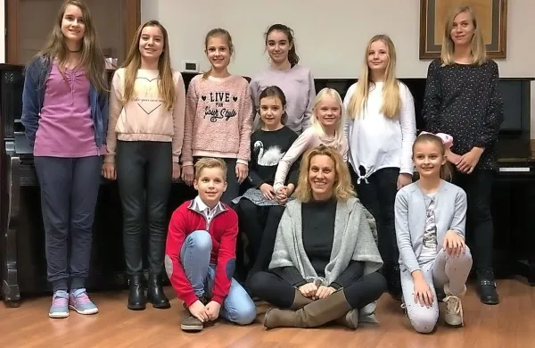 Tamara Ražem Locatelli (sedi v sredini) navdušenje uspešno 
prenaša na mlade.  