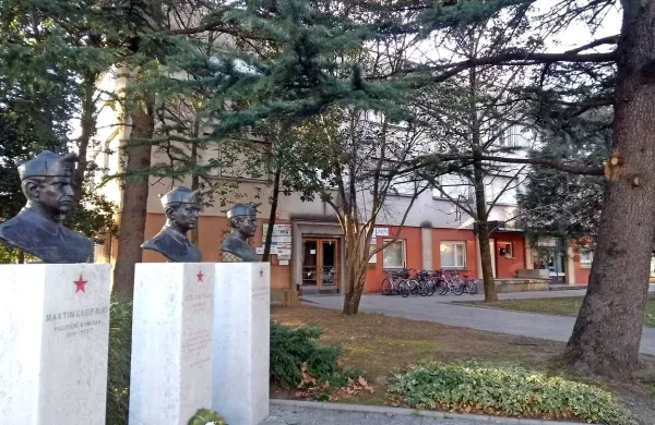 SD utemeljuje, da ji Kremelj pripada kot naslednici zveze komunistov, ki da je v objekt tudi vlagala. Občina se ne strinja. 
