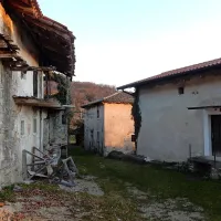 Zapu&scaron;čeno vas v Brdih bodo obnavljali skozi resničnostni &scaron;ov