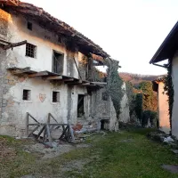 Zapu&scaron;čeno vas v Brdih bodo obnavljali skozi resničnostni &scaron;ov