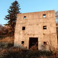 Zapu&scaron;čeno vas v Brdih bodo obnavljali skozi resničnostni &scaron;ov