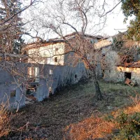Zapu&scaron;čeno vas v Brdih bodo obnavljali skozi resničnostni &scaron;ov