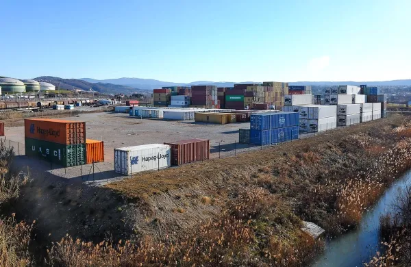 Na spornem zemljišču zdaj zabojnike skladišči kitajski Cosco.