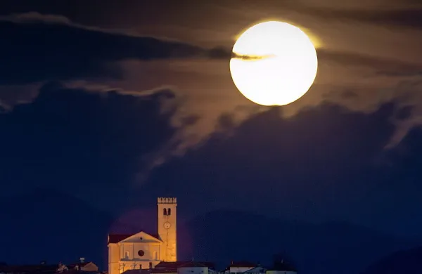 Luna okoli Zemlje kroži po tirnici v obliki elipse in takrat, ko je 
najbliže Zemlji, sije še bolj močno kot običajno, astronomi pa ji 
pravijo super Luna. 