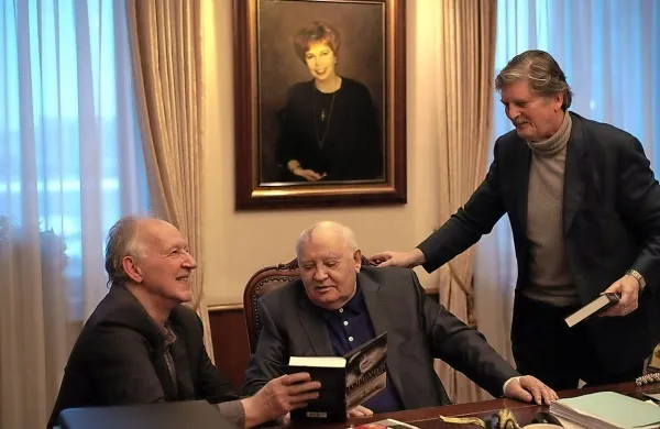 Werner Herzog (levo) se je z dolgoletnim sodelavcem Andréjem 
Singerjem (desno) lotil portreta zadnjega predsednika Sovjetske 
zveze Mihaila Gorbačova.