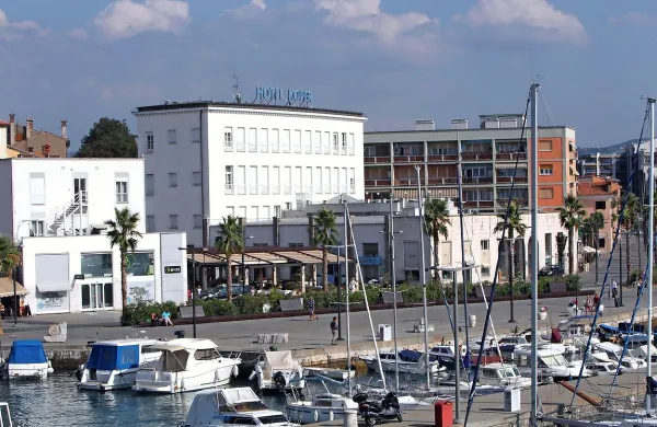 Spor za lastništvo Hotela Koper je zdaj v postopku mediacije. Novi 
župan Aleš Bržan napoveduje, da bo občina izstopila iz te sodne 
bitke.